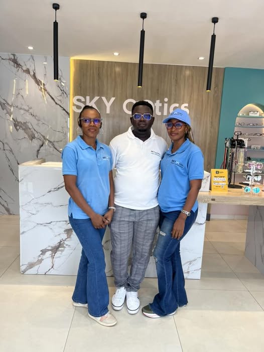 Équipe SKY Optics accueillant des clients à l'agence