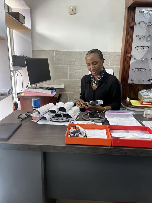Membre de l'équipe à son poste de travail