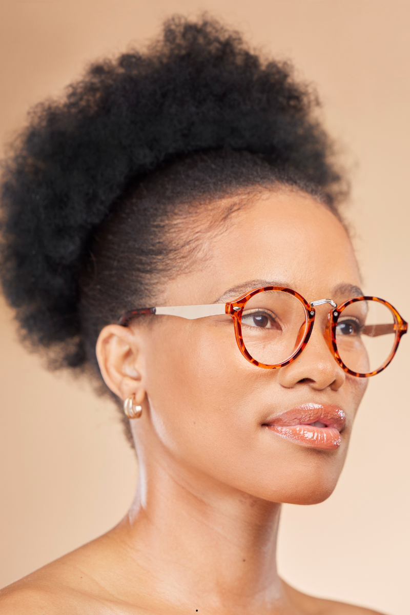 Portrait d'une personne portant des lunettes SKY Optics
